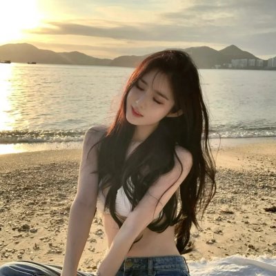 她背后的那双手